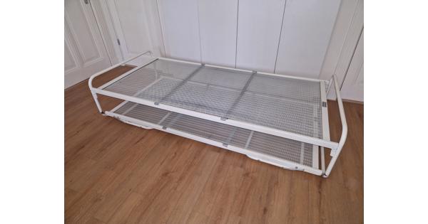 Stalen bed met onderschuifbed